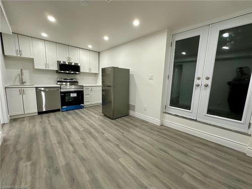 Lower-21 Thames Way, Mount Hope, ON - Indoor Photo Showing Kitchen