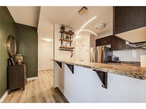 401-2 Colonial Drive, Guelph, ON - Indoor Photo Showing Kitchen With Upgraded Kitchen