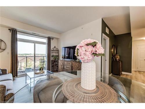 401-2 Colonial Drive, Guelph, ON - Indoor Photo Showing Living Room