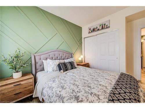 401-2 Colonial Drive, Guelph, ON - Indoor Photo Showing Bedroom