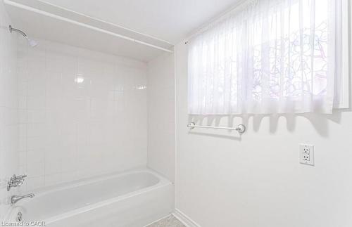 51 Fourth Street, Welland, ON - Indoor Photo Showing Bathroom