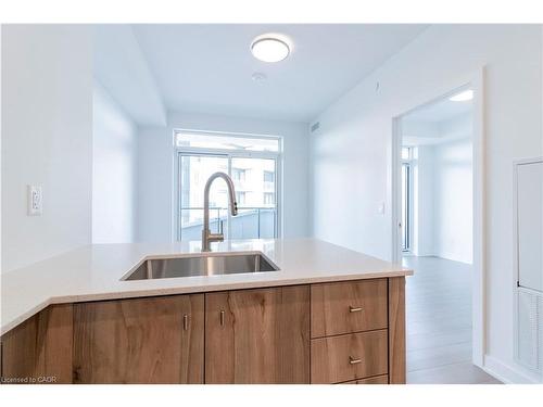 2808-25 Wellington Street S, Kitchener, ON - Indoor Photo Showing Kitchen