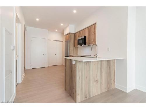 2808-25 Wellington Street S, Kitchener, ON - Indoor Photo Showing Kitchen
