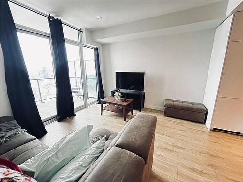 1306-741 King Street W, Kitchener, ON - Indoor Photo Showing Living Room