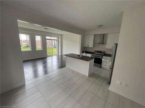 9249 Whiteoak Avenue, Niagara Falls, ON - Indoor Photo Showing Kitchen