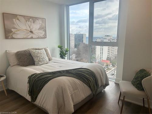 2088 James Street, Burlington, ON - Indoor Photo Showing Bedroom
