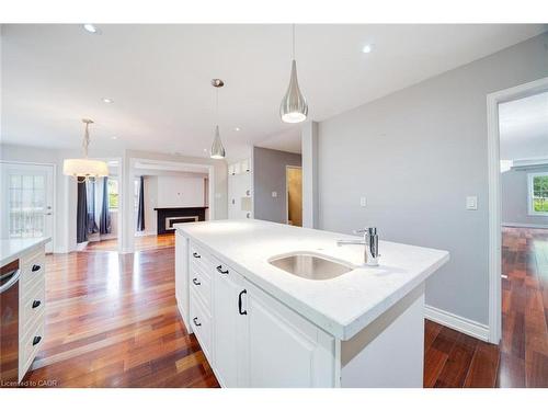 102 Crawford Rose Drive, Aurora, ON - Indoor Photo Showing Kitchen