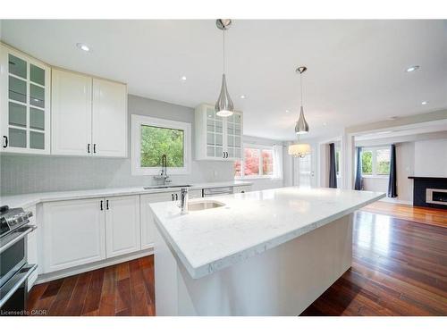 102 Crawford Rose Drive, Aurora, ON - Indoor Photo Showing Kitchen With Upgraded Kitchen