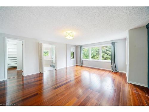 102 Crawford Rose Drive, Aurora, ON - Indoor Photo Showing Living Room