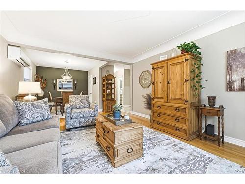 1007 Pine Street, Dunnville, ON - Indoor Photo Showing Living Room