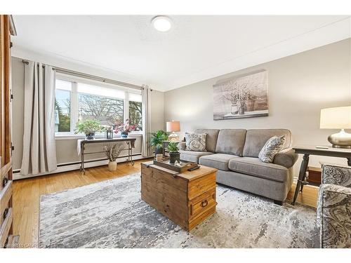 1007 Pine Street, Dunnville, ON - Indoor Photo Showing Living Room