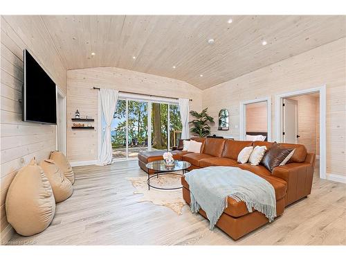 71865 Sunview Avenue, Dashwood, ON - Indoor Photo Showing Living Room
