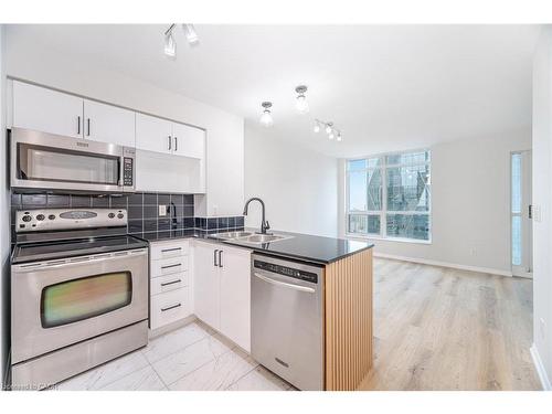 3112-18 Yonge Street, Toronto, ON - Indoor Photo Showing Kitchen