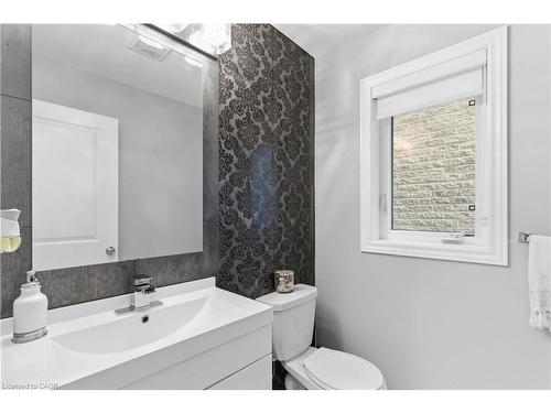 142 Irwin Avenue, Ancaster, ON - Indoor Photo Showing Bathroom