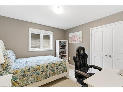 142 Irwin Avenue, Ancaster, ON - Indoor Photo Showing Bedroom