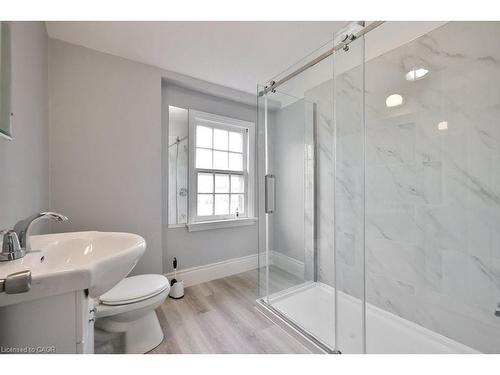46 Plains Road E, Burlington, ON - Indoor Photo Showing Bathroom