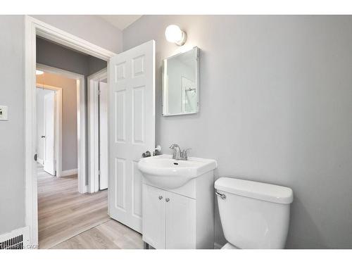 46 Plains Road E, Burlington, ON - Indoor Photo Showing Bathroom
