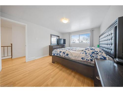 38 Hillbrook Crescent, Kitchener, ON - Indoor Photo Showing Bedroom