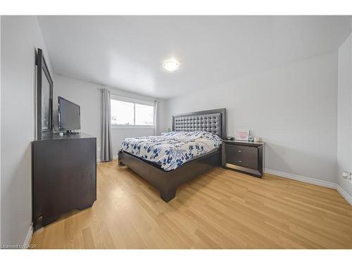 38 Hillbrook Crescent, Kitchener, ON - Indoor Photo Showing Bedroom