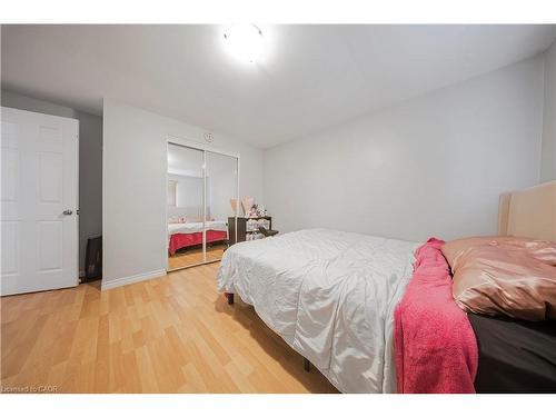 38 Hillbrook Crescent, Kitchener, ON - Indoor Photo Showing Bedroom