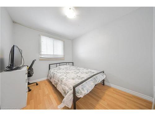 38 Hillbrook Crescent, Kitchener, ON - Indoor Photo Showing Bedroom