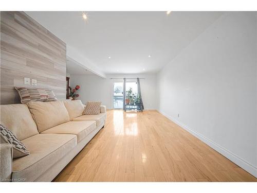 38 Hillbrook Crescent, Kitchener, ON - Indoor Photo Showing Living Room