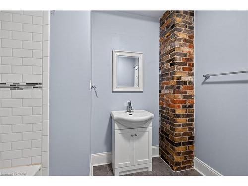 495 Charlton Avenue E, Hamilton, ON - Indoor Photo Showing Bathroom
