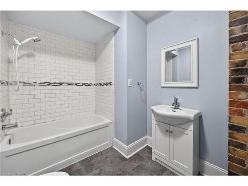 495 Charlton Avenue E, Hamilton, ON - Indoor Photo Showing Bathroom