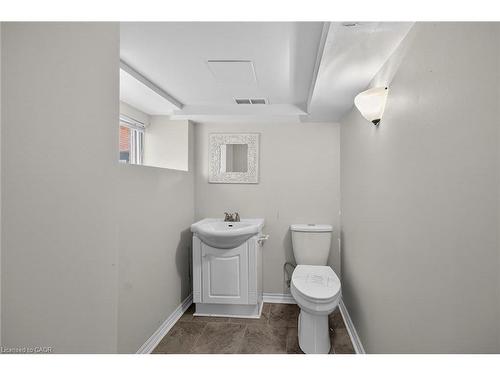 495 Charlton Avenue E, Hamilton, ON - Indoor Photo Showing Bathroom