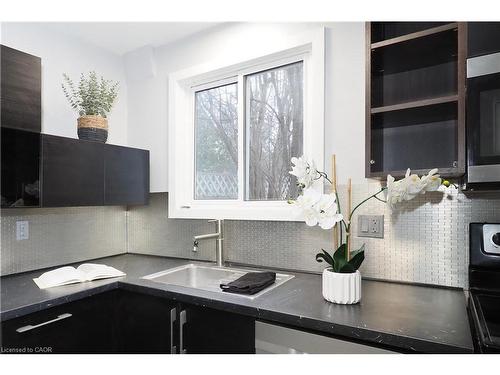 112 Green Valley Drive, Kitchener, ON - Indoor Photo Showing Kitchen With Upgraded Kitchen