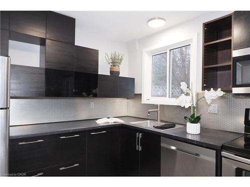 112 Green Valley Drive, Kitchener, ON - Indoor Photo Showing Kitchen With Upgraded Kitchen