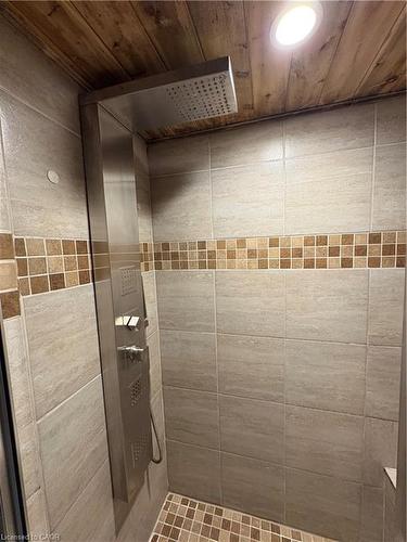 Lower-249 Federal Street, Stoney Creek, ON - Indoor Photo Showing Bathroom