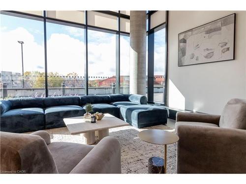3307-25 Wellington Street S, Kitchener, ON - Indoor Photo Showing Living Room