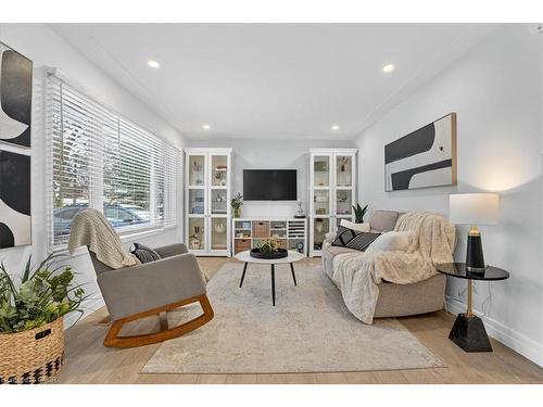 83 Elgin Crescent, Waterloo, ON - Indoor Photo Showing Living Room