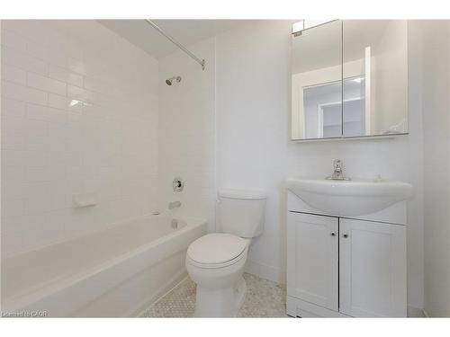 1014-770 Hager Avenue, Burlington, ON - Indoor Photo Showing Bathroom