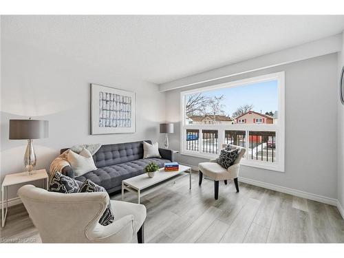 2344 Glastonbury Road, Burlington, ON - Indoor Photo Showing Living Room