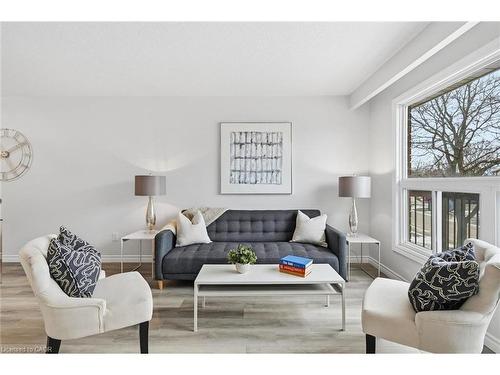 2344 Glastonbury Road, Burlington, ON - Indoor Photo Showing Living Room