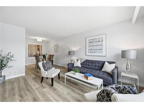 2344 Glastonbury Road, Burlington, ON - Indoor Photo Showing Living Room