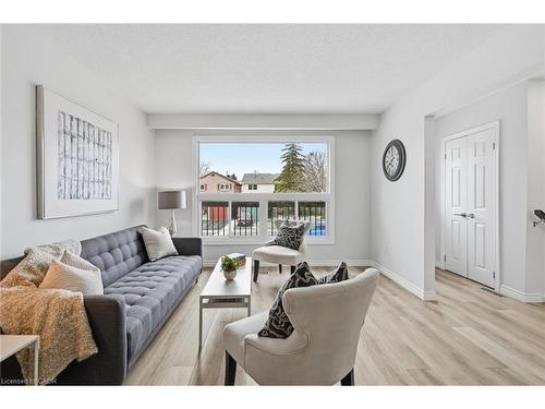 2344 Glastonbury Road, Burlington, ON - Indoor Photo Showing Living Room