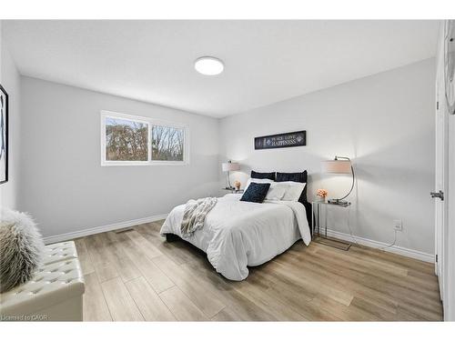 2344 Glastonbury Road, Burlington, ON - Indoor Photo Showing Bedroom