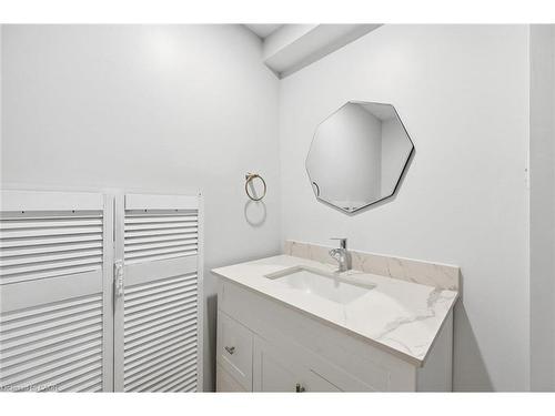 2344 Glastonbury Road, Burlington, ON - Indoor Photo Showing Bathroom