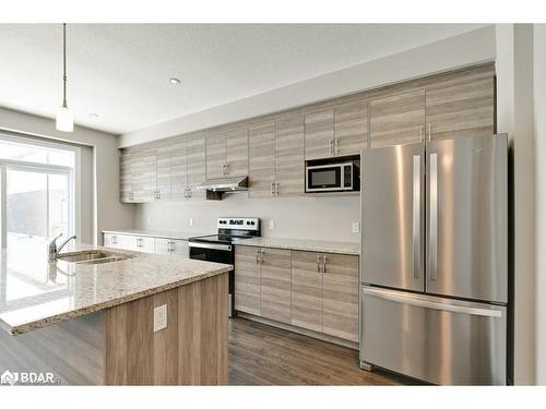 2961 Turner Crescent, London, ON - Indoor Photo Showing Kitchen With Double Sink With Upgraded Kitchen