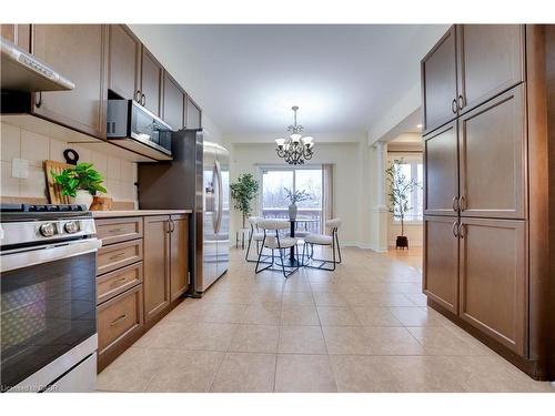 42 Arrowpoint Drive, Brampton, ON - Indoor Photo Showing Kitchen With Upgraded Kitchen