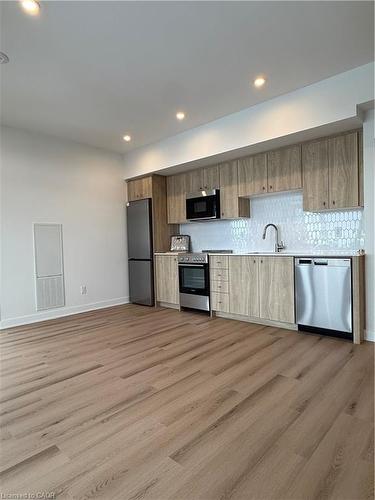 1812-25 Wellington Street S, Kitchener, ON - Indoor Photo Showing Kitchen