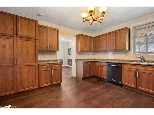 136 Wellington Street N, Kitchener, ON - Indoor Photo Showing Kitchen