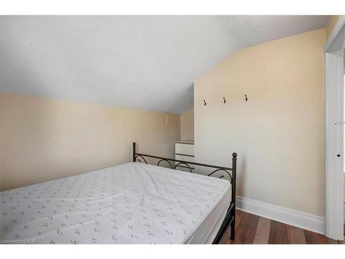 136 Wellington Street N, Kitchener, ON - Indoor Photo Showing Bedroom