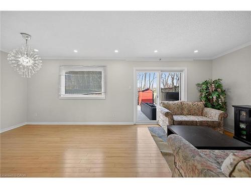 19 Hindquarter Crescent, Brampton, ON - Indoor Photo Showing Living Room