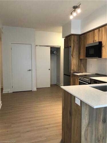 2908-25 Wellington Street S, Kitchener, ON - Indoor Photo Showing Kitchen With Stainless Steel Kitchen With Double Sink