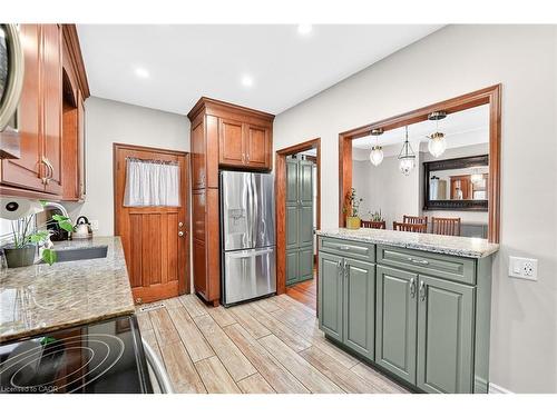 207 Edgemont Street S, Hamilton, ON - Indoor Photo Showing Kitchen
