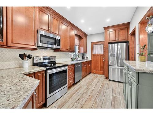 207 Edgemont Street S, Hamilton, ON - Indoor Photo Showing Kitchen With Upgraded Kitchen